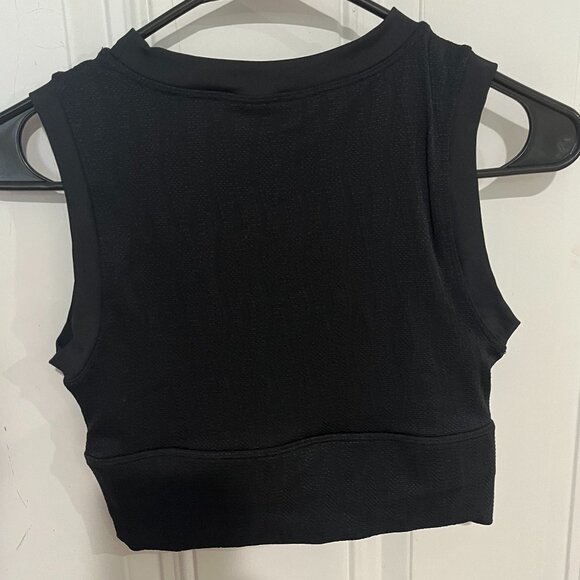 Black Cropped Workout Tank - Picture 2 of 4